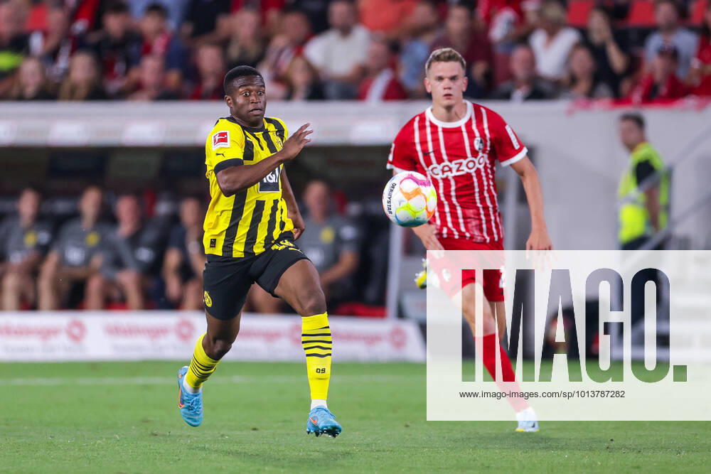 Football, Season 2022 2023, 1 Bundesliga, SC Freiburg Borussia Dortmund, v l Youssoufa Moukoko Borussia Dortmund , Matthias Ginter SC Freiburg , Photo Dennis Ewert RHR PHOTO xRHR PHOTO DEx