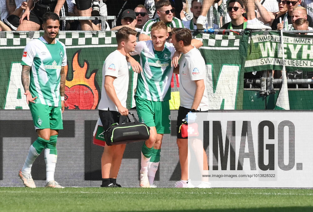 Injury Amos Pieper Werder Bremen 13 08 2022, Football GER, Season 2022 2023, 1 Bundesliga, 2 Matchday, SV Werder Bremen VfB Stuttgart 2 2 Foto Weis TEAM2sportphoto DFL regulations prohibit any use of photographs as image sequences and or quasi video Bremen Weserstadion Nordrhein Westfalen Germany Team2