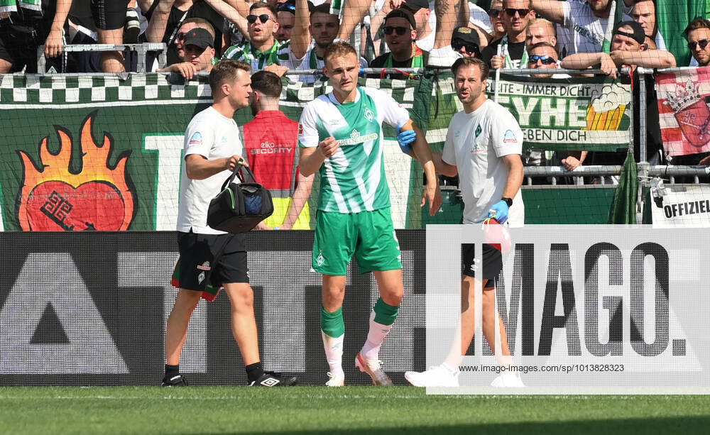 Injury Amos Pieper Werder Bremen 13 08 2022, Football GER, Season 2022 2023, 1 Bundesliga, 2 Matchday, SV Werder Bremen VfB Stuttgart 2 2 Foto Weis TEAM2sportphoto DFL regulations prohibit any use of photographs as image sequences and or quasi video Bremen Weserstadion Nordrhein Westfalen Germany Team2