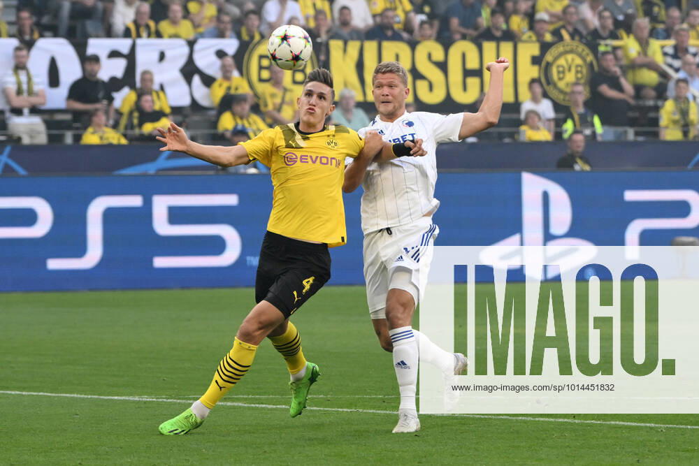 Nico Schlotterbeck Borussia Dortmund , li , vs Andreas Cornelius FC Copenhagen 06 09 2022, Football Champions League, Season 2022 2023, Preliminary Round, Matchday 1, Borussia Dortmund FC Copenhagen 3 0 Dortmund Signal Iduna Park Nordrhein Westfalen Germany Team2