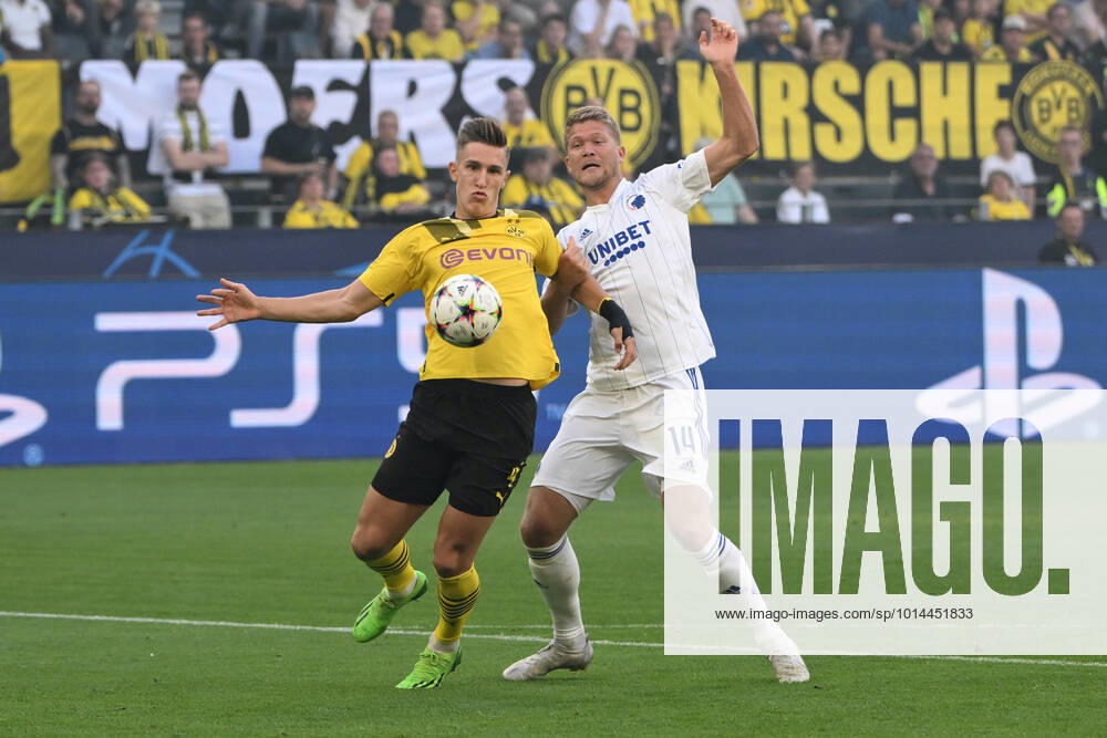 Nico Schlotterbeck Borussia Dortmund , li , vs Andreas Cornelius FC Copenhagen 06 09 2022, Football Champions League, Season 2022 2023, Preliminary Round, Matchday 1, Borussia Dortmund FC Copenhagen 3 0 Dortmund Signal Iduna Park Nordrhein Westfalen Germany Team2