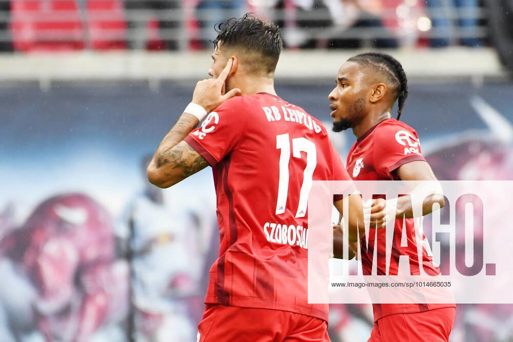 Soccer 1 Bundesliga, season 2022 2023, 6 matchday RB Leipzig vs Borussia Dortmund 10 09 2022 3 0 2 0 Christopher Nkunku Offensive midfield RB Leipzig, back number 18, 18 cheers with goal scorer Dominik Szoboszlai Left wing RB Leipzig, back number 17, 17 li the goal to 2 0 during the match RB Leipzig vs Borussia Dortmund 10 09 2022 Leipzig Sachsen Germany Red Bull Arena