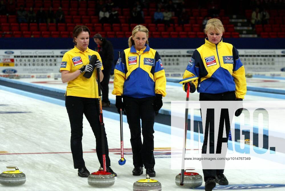 GÄVLE 22 APRIL 2004 Svenska damlaget (fr v) Cathrine Norberg, Eva Lund och skippern Anette Norberg ser deppade ut efter torsdagens förlustmatch mot Schweiz vid Curling-VM i Gävle pa torsdagen. GÄVLE SVERIGE CURLING