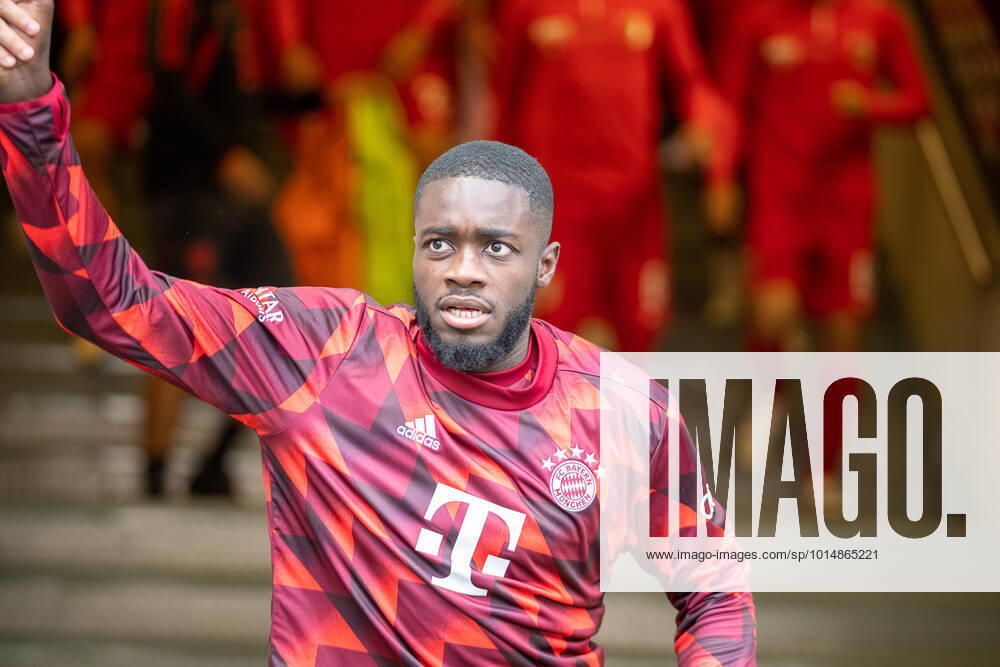 Dayot Upamecano FC Bayern Muenchen, 02 , GER, FC Augsburg vs FC Bayern Muenchen, Football, Bundesliga, 07 Spieltag, Spielzeit 2022 2023, 17 09 2022, DFB DFL regulations prohibit any use of photographs as image sequences and or quasi video , GER, FC Augsburg vs FC Bayern Muenchen, Football, Bundesliga, 07 Spieltag, Spielzeit 2022 2023, 17 09 2022 Augsburg