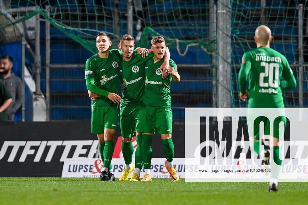 Ansbach players celebrating the goal, celebration, goal, celebration, celebrating the goal to 0 1 by Bastian Herzner Ansbach, 23 2 v li , optimistic, action, action, 30 09 2022, Unterhaching Germany , football, Regionalliga Bayern, SpVgg Unterhaching SpVgg Ansbach 09