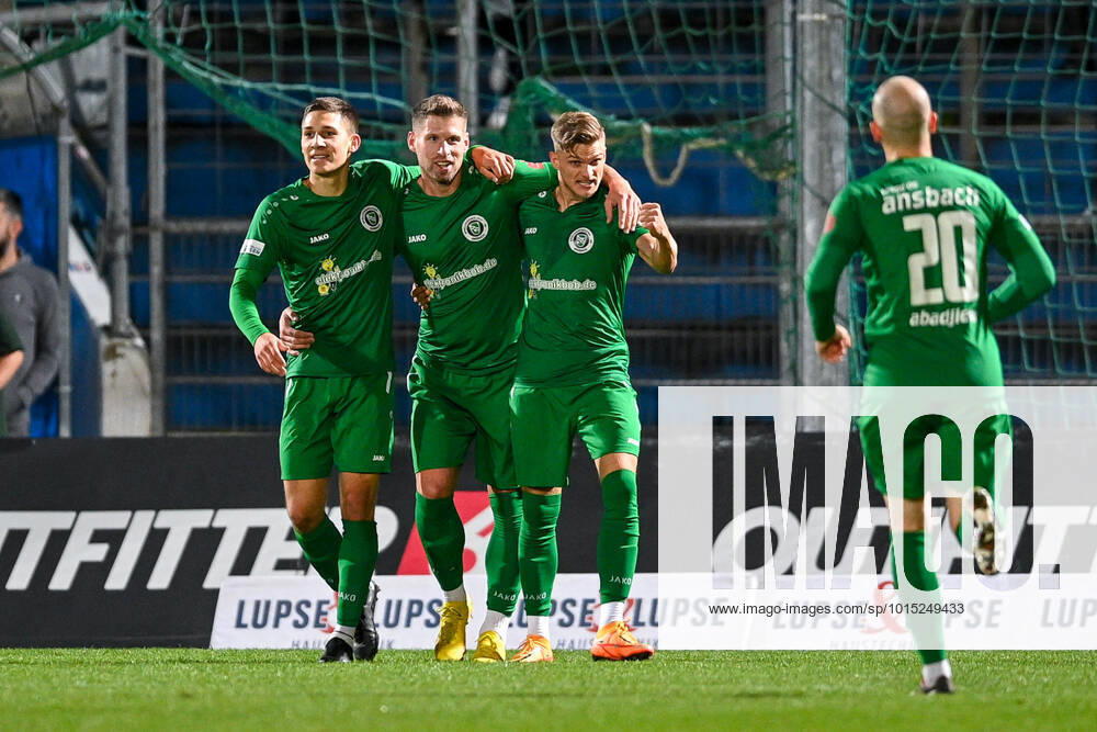 Ansbach players celebrating the goal, celebration, goal, celebration, celebrating the goal to 0 1 by Bastian Herzner Ansbach, 23 2 v li , optimistic, action, action, 30 09 2022, Unterhaching Germany , football, Regionalliga Bayern, SpVgg Unterhaching SpVgg Ansbach 09