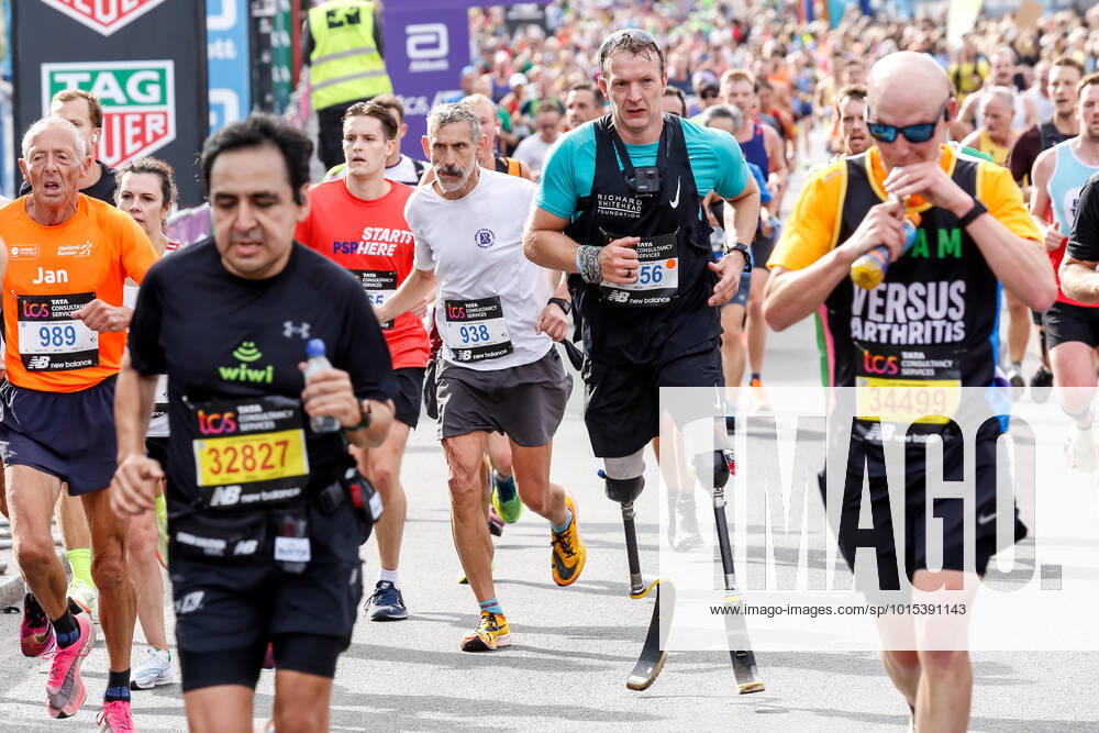 A participant with artificial limbs competes during the TCS 2022 London Marathon. Nearly 42 thousand runners participated in the 2022 competition. London United Kingdom - ZUMAs197 20221002_zaa_s197_268