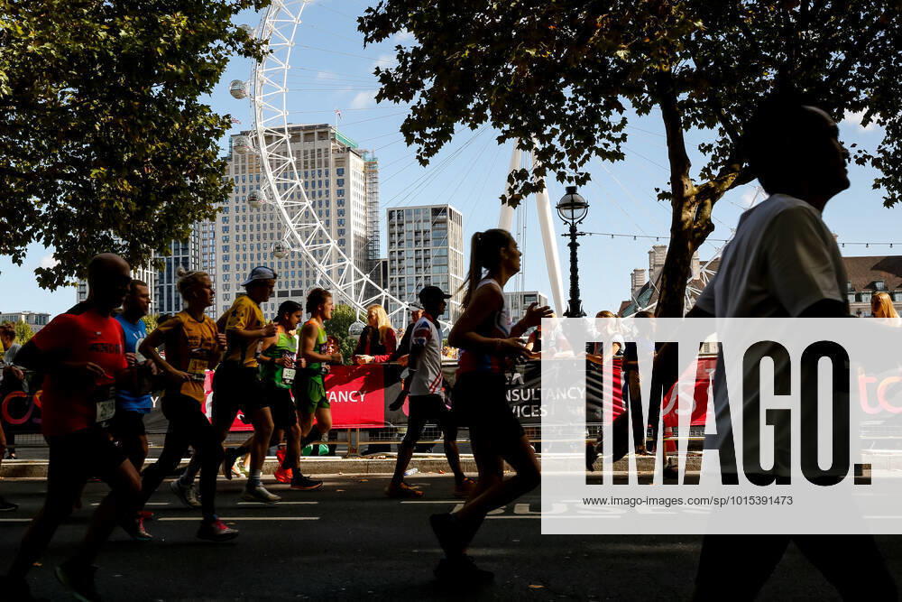 Participants of TCS 2022 London Marathon run near the London Eye in central London. Nearly 42 thousand runners participated in the 2022 competition. London United Kingdom - ZUMAs197 20221002_zaa_s197_246