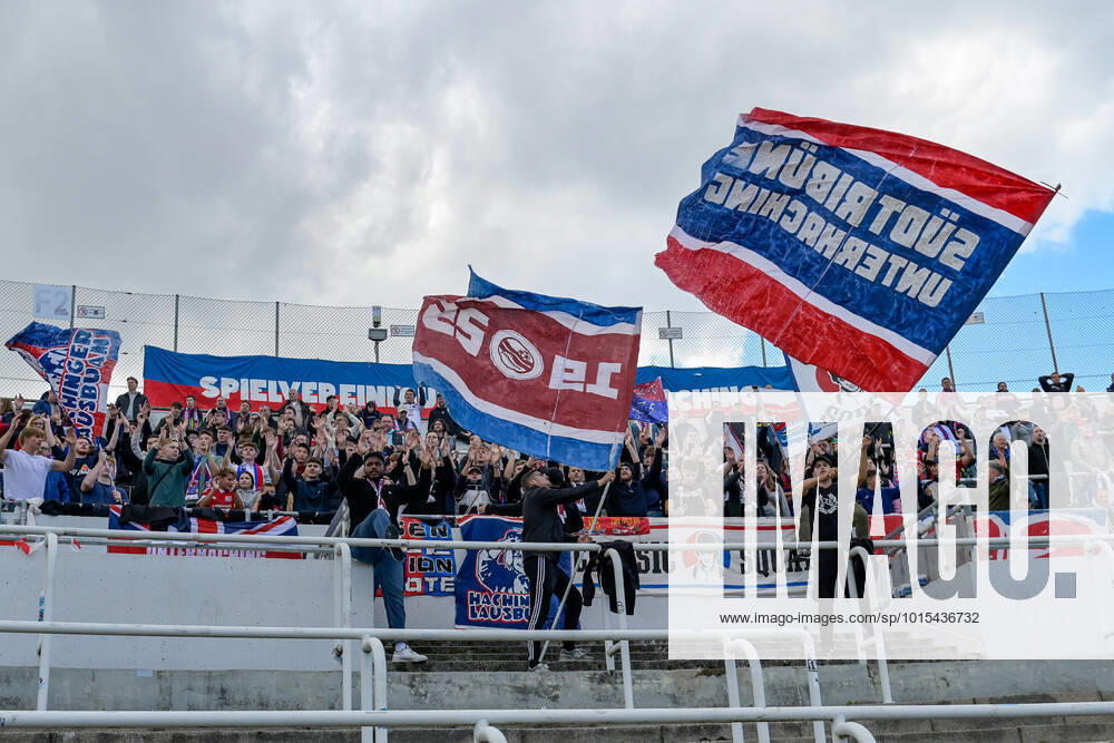 Unterhaching fans wave flags and make atmosphere, fans, audience, spectators, mood, atmosphere, stadium, 03 10 2022, Munich Germany , football, Regionalliga Bayern, Türkgücü München SpVgg Unterhaching