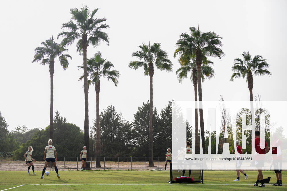 Players of Sweden during a training session with the Swedish womens national football team on October 3, 2022 in Cordoba Photo Ludvig Thunman BILDBYRAN code LT LT0418 football football soccer fotball training practice training sweden sweden lady bbeng,