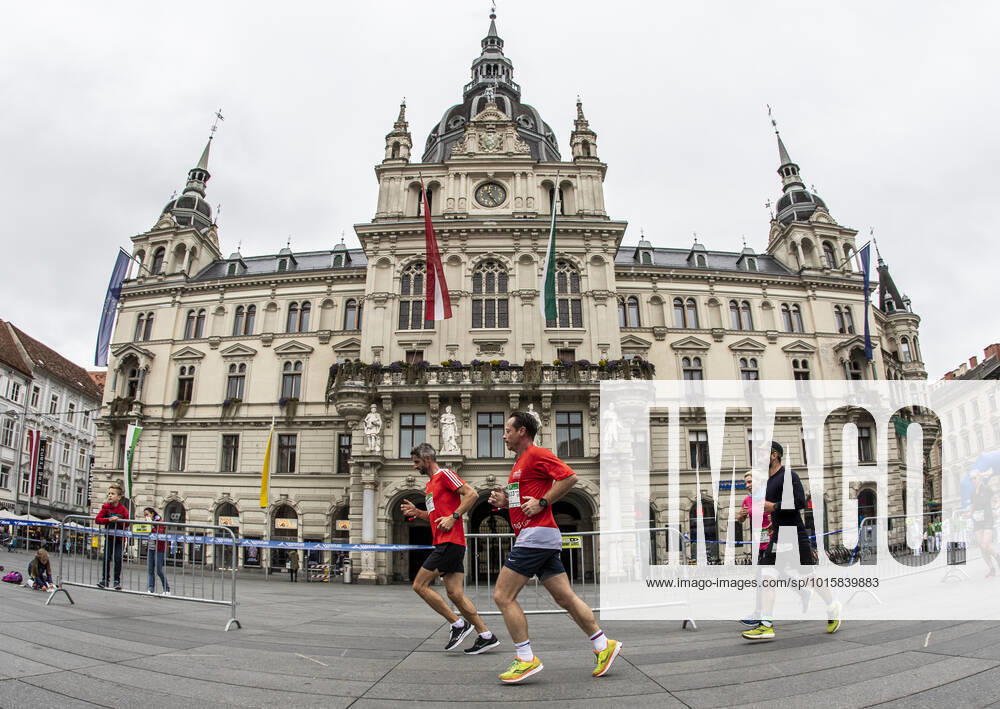 RUNNING - Graz Marathon 2022 GRAZ,AUSTRIA,09.OCT.22 - RUNNING - Graz Marathon. Image shows participants. GEPAxpictures xWolfgangxJannach