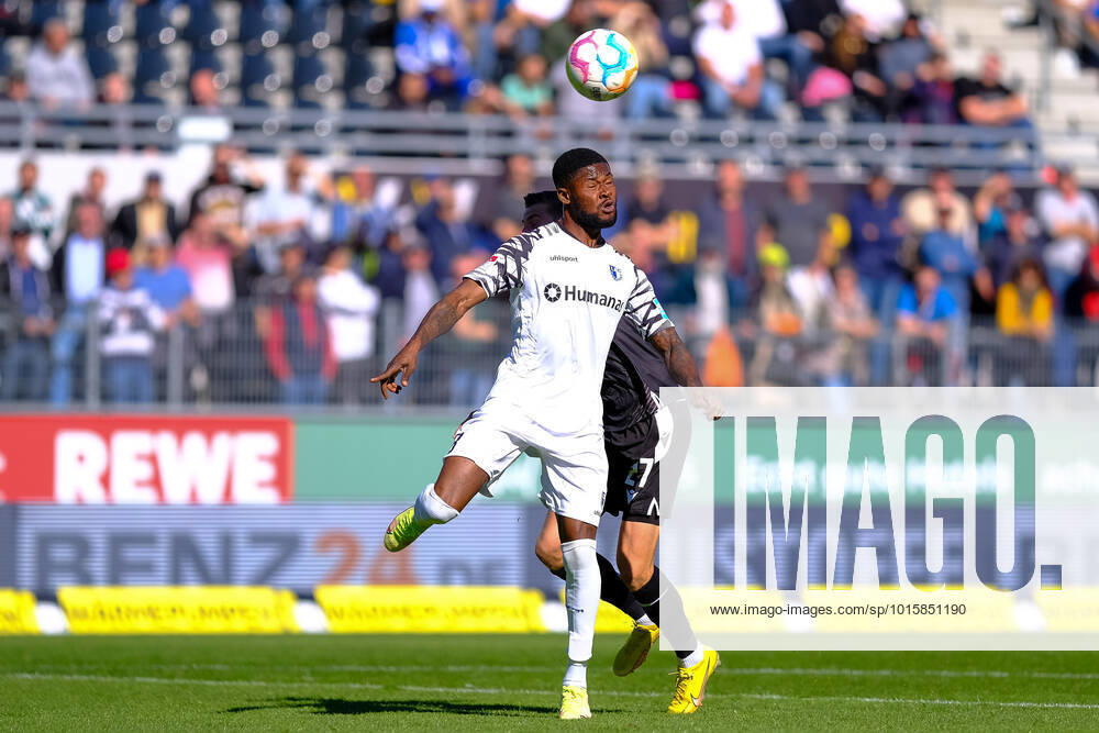 Moritz Broni Kwarteng 1 FC Magdeburg, 08 in header duel with Arne Sicker SV Sandhausen, 27 , SV Sandhausen vs 1 FC Magdeburg, Football, 2 Liga, 11 Matchday, Season 2022 2023, 09 10 2022, DFL REGULATES PROHIBIT ANY USE OF PHOTOGRAPHS AS IMAGE SEQUENCES AND OR QUASI VIDEO SV Sandhausen vs 1 FC Magdeburg, Football, 2 Liga, 11 Matchday, Season 2022 2023, 09 10 2022 Sandhausen