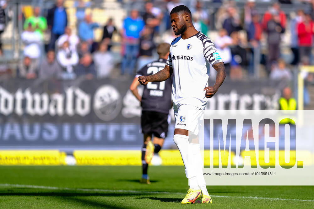 Moritz Broni Kwarteng 1 FC Magdeburg, 08 is visibly disappointed sadly dejected after a missed chance, SV Sandhausen vs 1 FC Magdeburg, Football, 2 Liga, 11 Matchday, Season 2022 2023, 09 10 2022, DFL REGULATES PROHIBIT ANY USE OF PHOTOGRAPHS AS IMAGE SEQUENCES AND OR QUASI VIDEO SV Sandhausen vs 1 FC Magdeburg, Football, 2 Liga, 11 Matchday, Season 2022 2023, 09 10 2022 Sandhausen