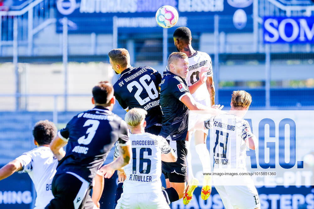 Moritz Broni Kwarteng 1 FC Magdeburg, 08 clears a corner with his head against Janik Bachmann SV Sandhausen, 26 and Aleksandr Zhirov SV Sandhausen, 2 , SV Sandhausen vs 1 FC Magdeburg, Football, 2 Liga, Matchday 11, Season 2022 2023, 09 10 2022, DFL REGULATES PROHIBIT ANY USE OF PHOTOGRAPHS AS IMAGE SEQUENCES AND OR QUASI VIDEO SV Sandhausen vs 1 FC Magdeburg, Football, 2 Liga, 11 Matchday, Season 2022 2023, 09 10 2022 Sandhausen