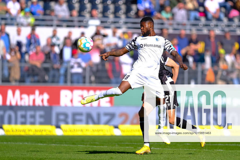 Moritz Broni Kwarteng 1 FC Magdeburg, 08 in header duel with Arne Sicker SV Sandhausen, 27 , SV Sandhausen vs 1 FC Magdeburg, Football, 2 Liga, 11 Matchday, Season 2022 2023, 09 10 2022, DFL REGULATES PROHIBIT ANY USE OF PHOTOGRAPHS AS IMAGE SEQUENCES AND OR QUASI VIDEO SV Sandhausen vs 1 FC Magdeburg, Football, 2 Liga, 11 Matchday, Season 2022 2023, 09 10 2022 Sandhausen