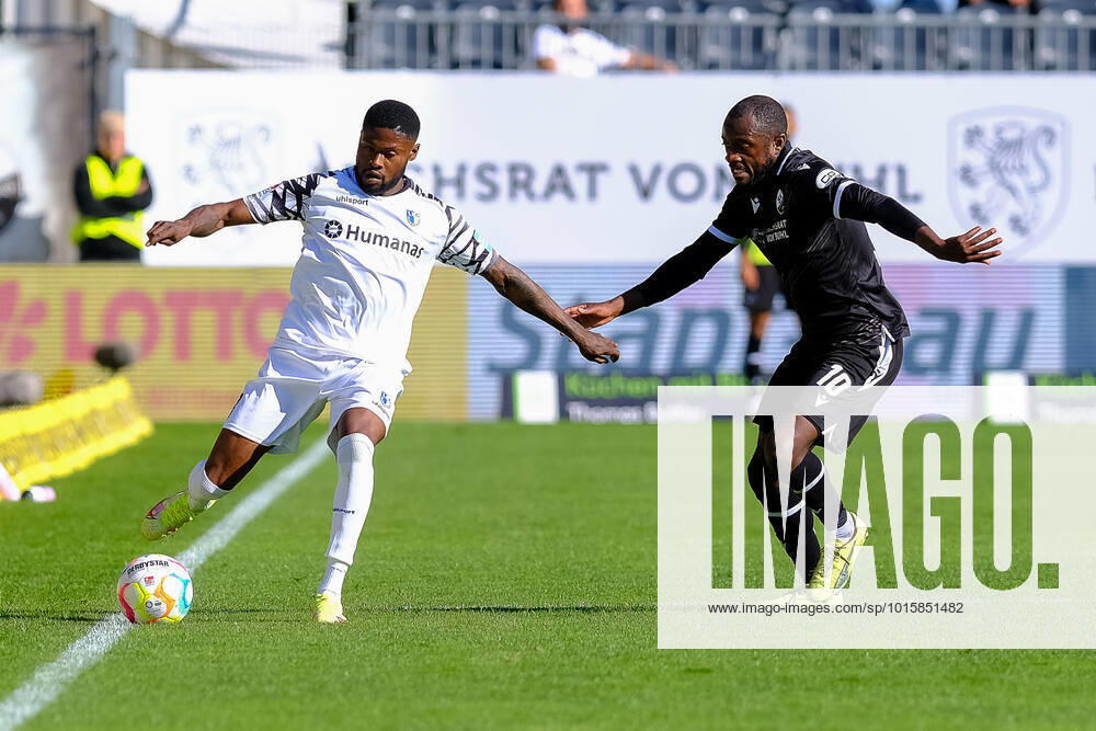 Moritz Broni Kwarteng 1 FC Magdeburg, 08 in duel with David Kinsombi SV Sandhausen, 10 , SV Sandhausen vs 1 FC Magdeburg, Football, 2 Liga, 11 Matchday, Season 2022 2023, 09 10 2022, DFL REGULATES PROHIBIT ANY USE OF PHOTOGRAPHS AS IMAGE SEQUENCES AND OR QUASI VIDEO SV Sandhausen vs 1 FC Magdeburg, Football, 2 Liga, 11 Matchday, Season 2022 2023, 09 10 2022 Sandhausen