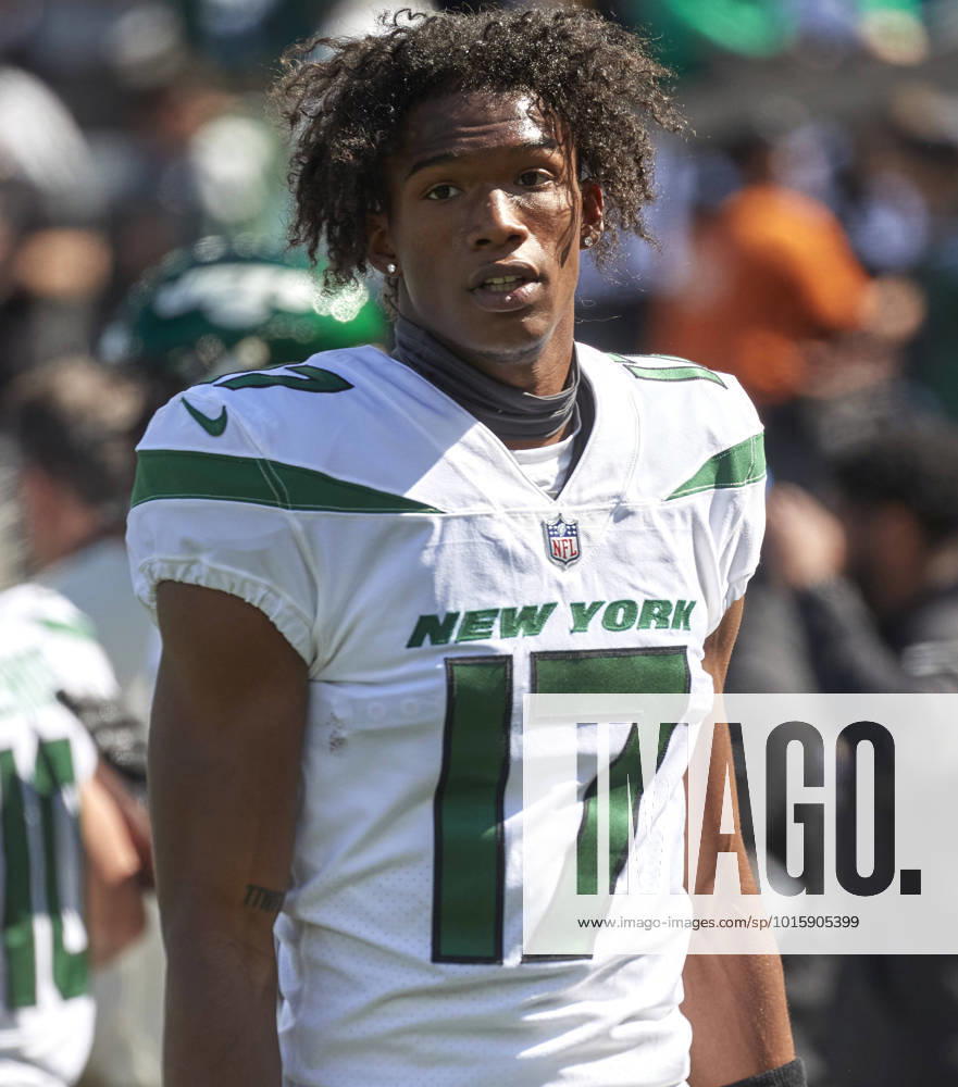 New York Jets wide receiver Garrett Wilson (17) during warm-up prior to a NFL, American Football Herren, USA game against the Miami Dolphins at MetLife Stadium in East Rutherford, New Jersey on Sunday October 9, 2022. CSM East Rutherford USA - ZUMAcw2_ 20221009_zaf_cw2_167