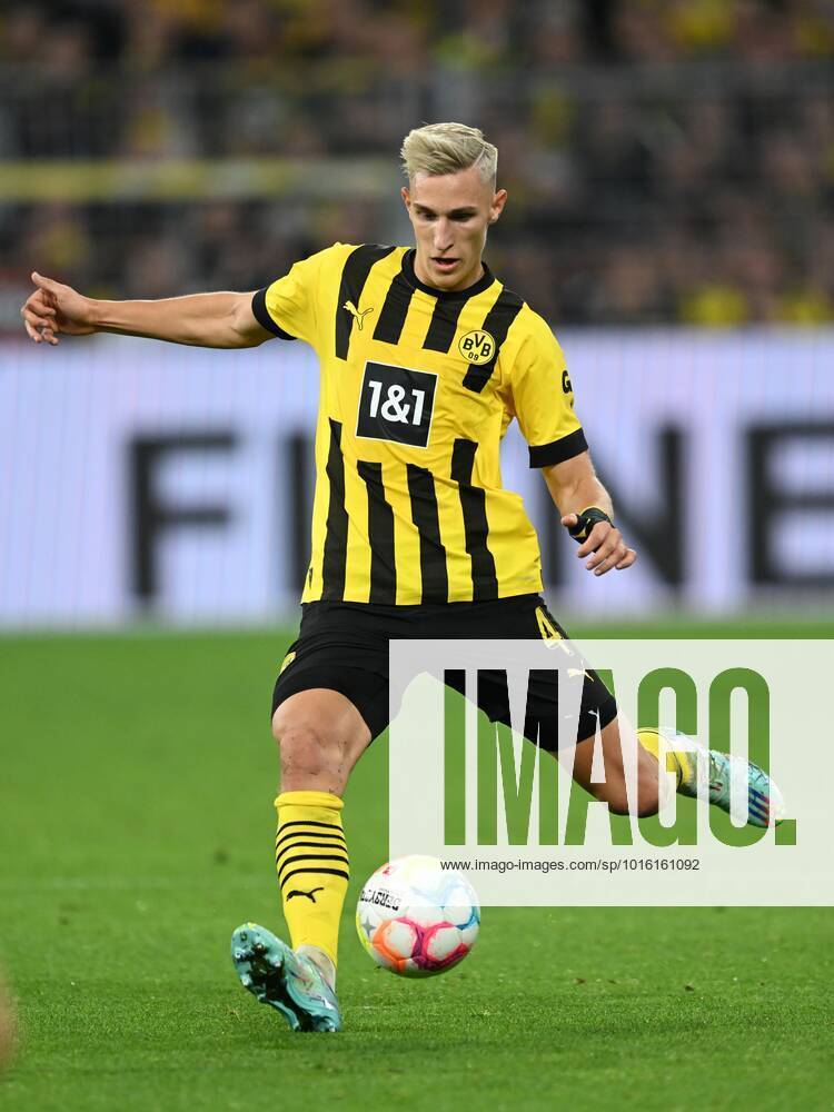 DORTMUND Nico Schlotterbeck of Borussia Dortmund during the Bundesliga match between Borussia Dortmund and FC Bayern Munich at the Signal Iduna park on October 8, 2022 in Dortmund, Germany ANP Dutch Height Bundesliga 2022 2023 ANPxSportx xGerritxvanxKeulenxIVx 456118875 originalFilename: 456118875