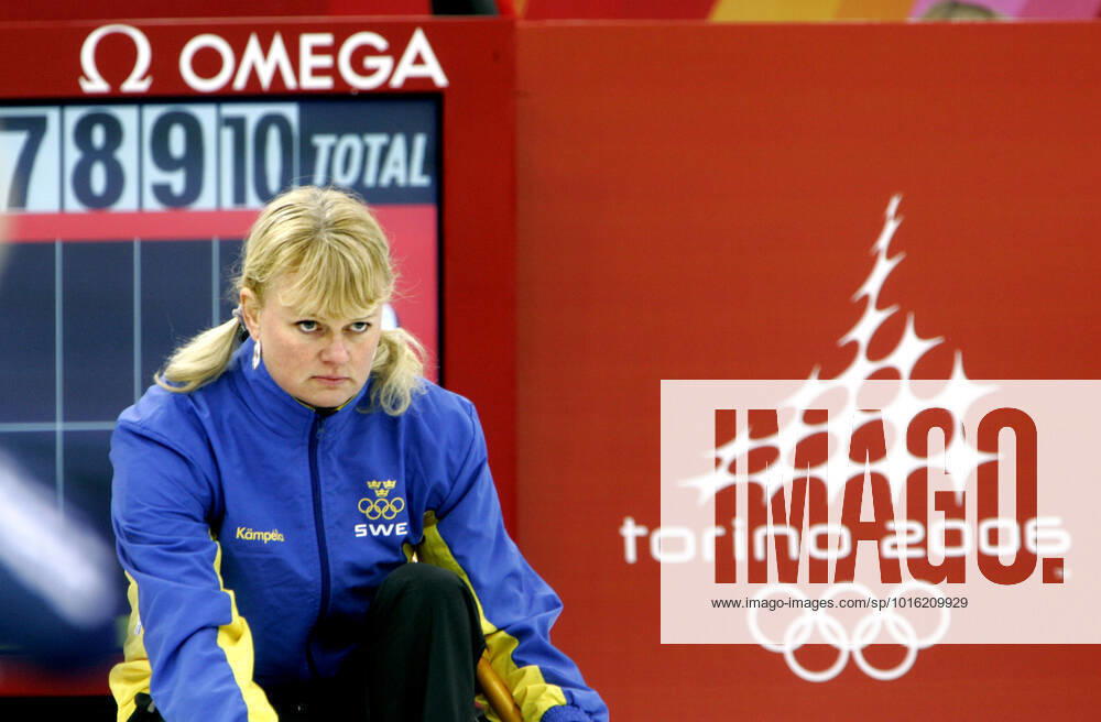 PINEROLO 20060215 Swedens skipper Anette Norberg lays a stone the match between Sweden and Great Britain in round 4 of the Olympic curling tournament on December 15, 2006 TURIN ITALY Olympics
