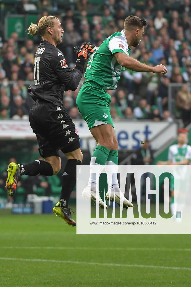 Niklas Fuellkrug SV Werder Bremen 11 fails to make an impact against goalkeeper Robin Zentner 1 FSV Mainz 05 27, SV Werder Bremen 1 FSV Mainz 05, Football, Bundesliga, DFL, 15 10 2022 DFB regulations prohibit any use of photographs as image sequences and or quasi video Bremen Bremen Germany