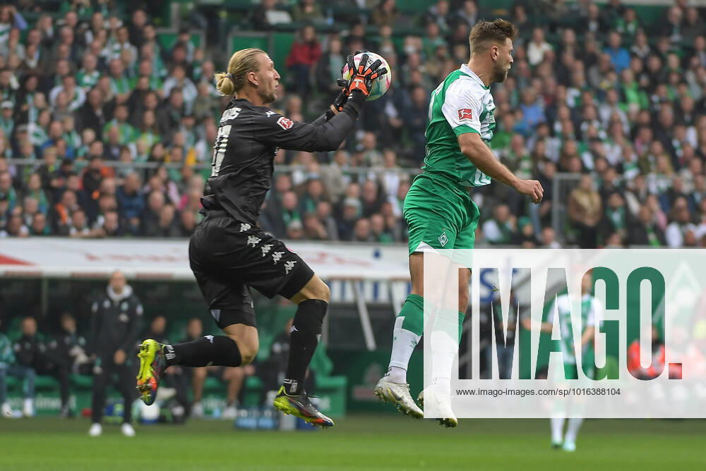 Niklas Fuellkrug SV Werder Bremen 11 fails to make an impact against goalkeeper Robin Zentner 1 FSV Mainz 05 27, SV Werder Bremen 1 FSV Mainz 05, Football, Bundesliga, DFL, 15 10 2022 DFB regulations prohibit any use of photographs as image sequences and or quasi video Bremen Bremen Germany