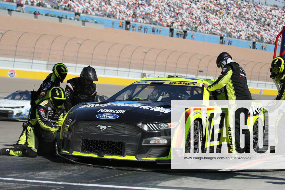 LAS VEGAS, NV - OCTOBER 16: Ryan Blaney ( 12 Team Penske Menards Knauf Ford) in for a pit stop during the South Point 400 NASCAR, Motorsport, USA Cup Series Playoff race on October 16, 2022, at Las Vegas Motor Speedway in Las Vegas, NV. (Photo by Matthew Bolt LVMS Icon Sportswire) AUTO: OCT 16 NASCAR Cup Series Playoff South Point 400 Icon221016016