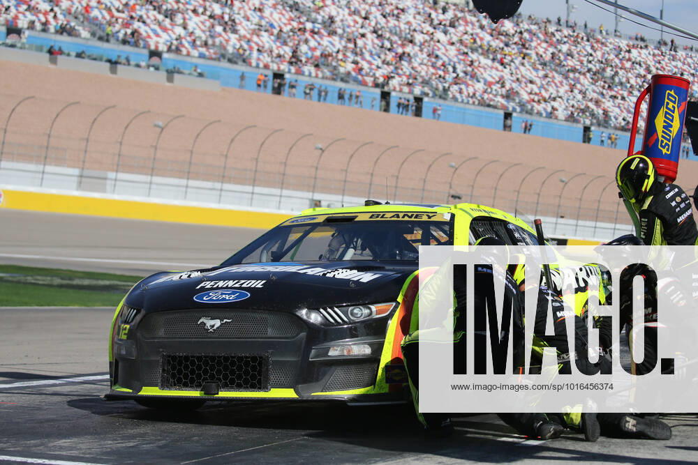 LAS VEGAS, NV - OCTOBER 16: Ryan Blaney ( 12 Team Penske Menards Knauf Ford) in for a pit stop during the South Point 400 NASCAR, Motorsport, USA Cup Series Playoff race on October 16, 2022, at Las Vegas Motor Speedway in Las Vegas, NV. (Photo by Matthew Bolt LVMS Icon Sportswire) AUTO: OCT 16 NASCAR Cup Series Playoff South Point 400 Icon221016019