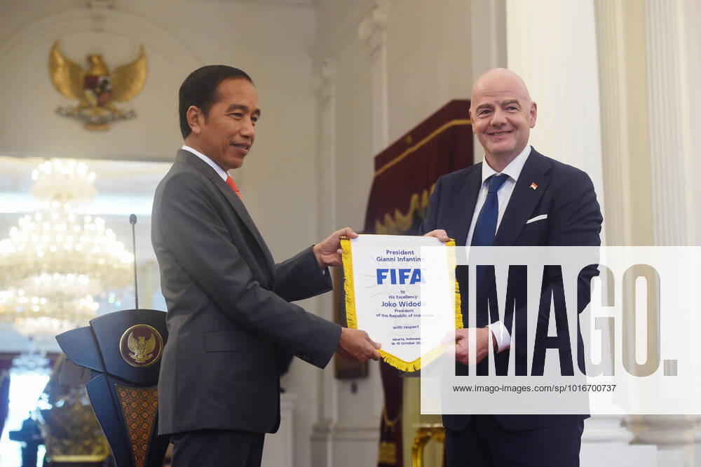 (221018) -- JAKARTA, Oct. 18, 2022 -- FIFA President Gianni Infantino (R) presents a placard to Indonesian President Joko Widodo after their meeting in Jakarta, Indonesia, Oct. 18, 2022. ) (SP)INDONESIA-JAKARTA-FIFA PRESIDENT-VISIT Zulkarnain