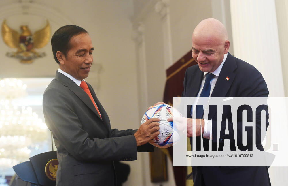 (221018) -- JAKARTA, Oct. 18, 2022 -- FIFA President Gianni Infantino (R) presents a ball to Indonesian President Joko Widodo after their meeting in Jakarta, Indonesia, Oct. 18, 2022. ) (SP)INDONESIA-JAKARTA-FIFA PRESIDENT-VISIT Zulkarnain