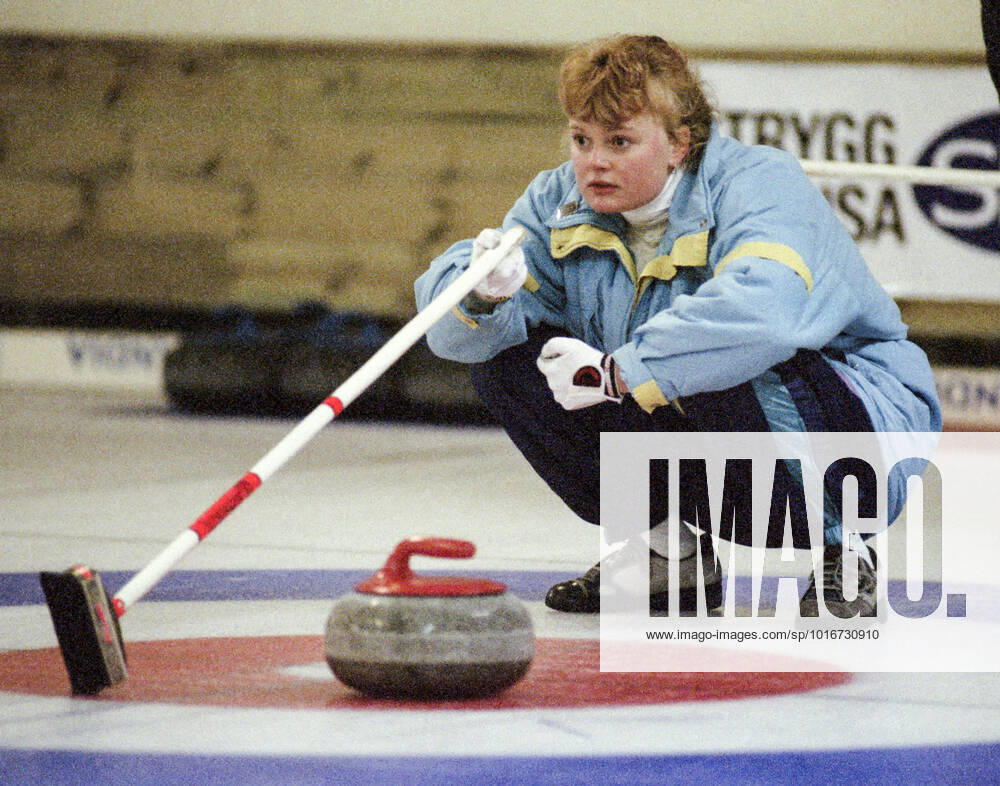 STOCKHOLM 1991 11 03 Team Härnösand CKs skipper Anette Norberg sets the direction in a curling match against team Umea in the European Masters 3rd November 1991 in Stockhagens ice rink in Stocksund outside Stockholm Umea defeated Härnösand with 8 7 Stockholm Sweden