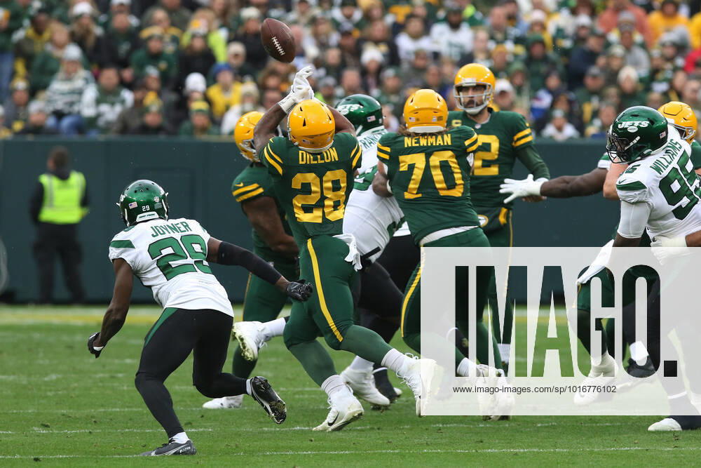 GREEN BAY, WI - OCTOBER 16: Green Bay Packers running back AJ Dillon (28) drops a pass during a game between the Green Bay Packers and the New York Jets at Lambeau Field on October 16, 2022 in Green Bay, WI. (Photo by Larry Radloff Icon Sportswire) NFL, American Football Herren, USA OCT 16 Jets at Packers Icon2210160891