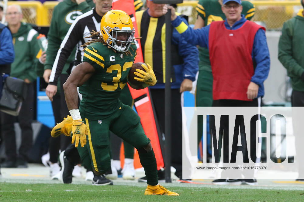 GREEN BAY, WI - OCTOBER 16: Green Bay Packers running back Aaron Jones (33) runs for a first down during a game between the Green Bay Packers and the New York Jets at Lambeau Field on October 16, 2022 in Green Bay, WI. (Photo by Larry Radloff Icon Sportswire) NFL, American Football Herren, USA OCT 16 Jets at Packers Icon2210162620
