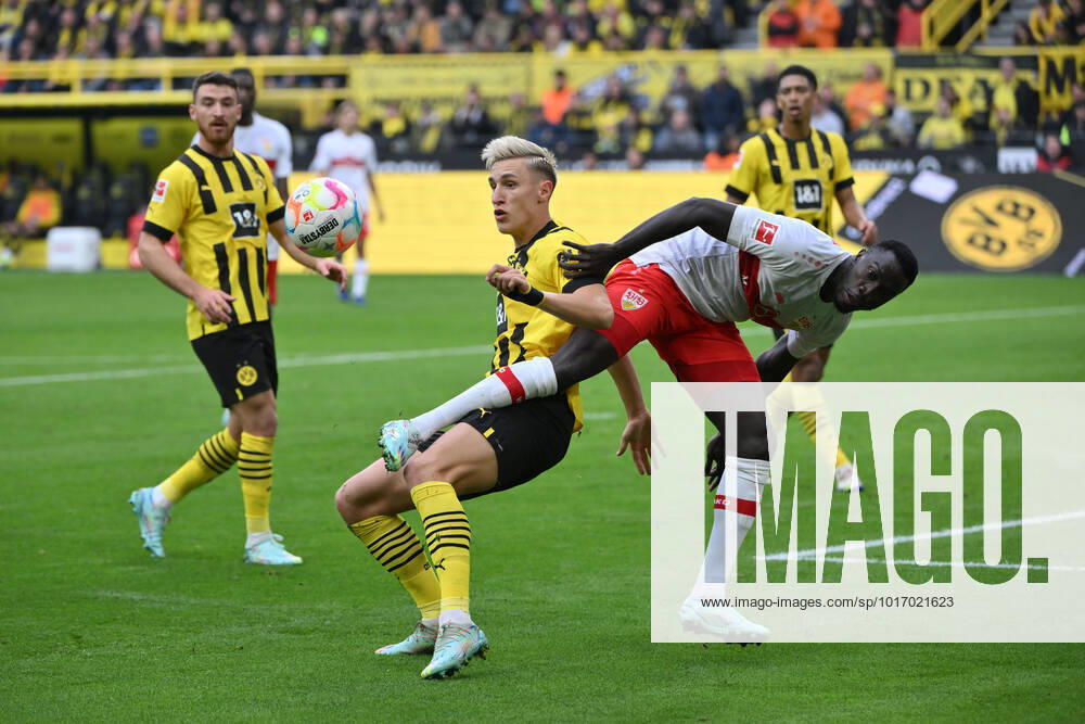 Nico Schlotterbeck Borussia Dortmund , li , vs Silas VfB Stuttgart 22 10 2022, Football GER, Season 2022 2023, 1 Bundesliga, Matchday 11, Borussia Dortmund VfB Stuttgart 5 0 Dortmund Signal Iduna Park Nordrhein Westfalen Germany Team2