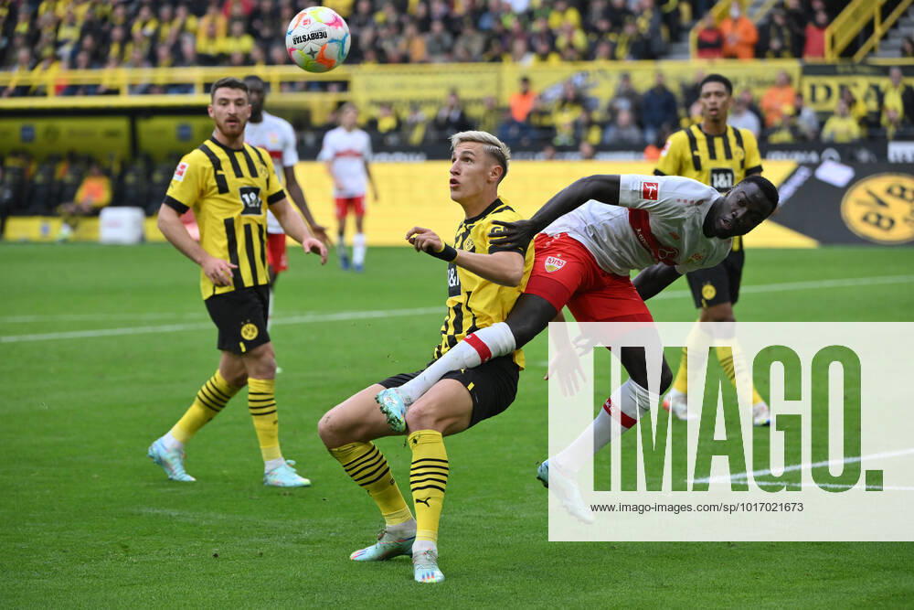 Nico Schlotterbeck Borussia Dortmund , li , vs Silas VfB Stuttgart 22 10 2022, Football GER, Season 2022 2023, 1 Bundesliga, Matchday 11, Borussia Dortmund VfB Stuttgart 5 0 Dortmund Signal Iduna Park Nordrhein Westfalen Germany Team2