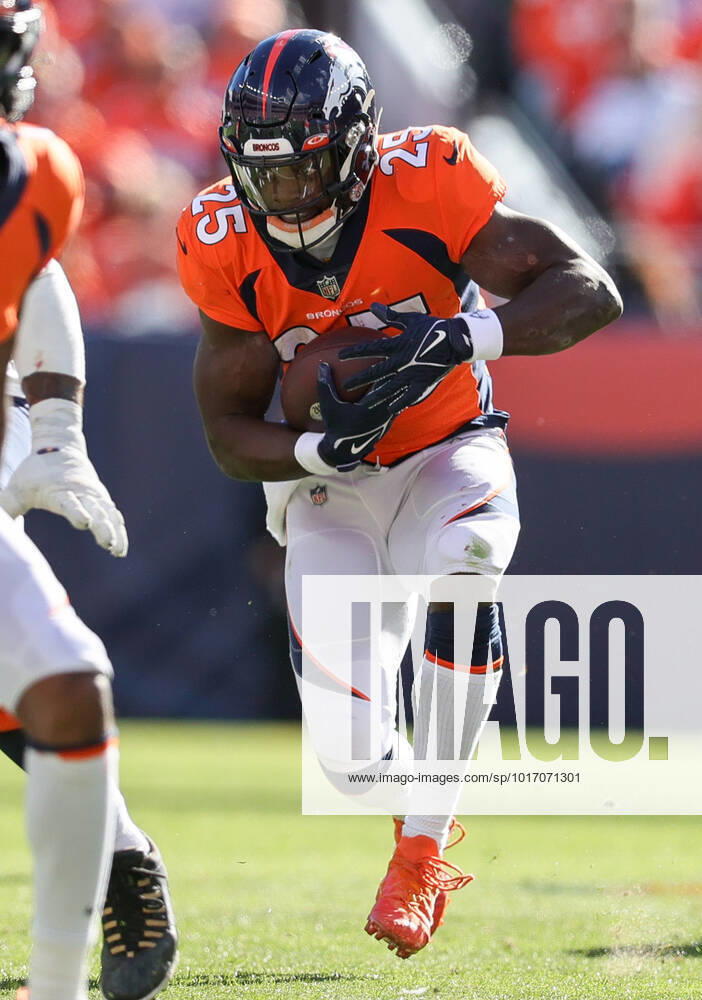 DENVER, CO - OCTOBER 23: Denver Broncos running back Melvin Gordon III looks for a hole to run during a NFL, American Football Herren, USA game between the New York Jets and the Denver Broncos on October 23, 2022 at Empower Field at Mile High in Denver, CO. (Photo by Steve Nurenberg Icon Sportswire) NFL: OCT 23 Jets at Broncos Icon221023055