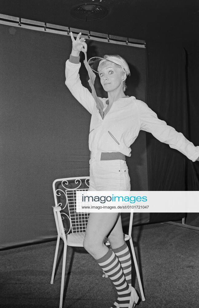 Hanni Vanhaiden Hanni Vanhaiden, deutsche Fernsehansagerin und Moderatorin, in Hamburg, Deutschland um 1980. German TV presenter Hanni Vanhaiden at Hamburg, Germany around 1980., Hamburg Hamburg Deutschland