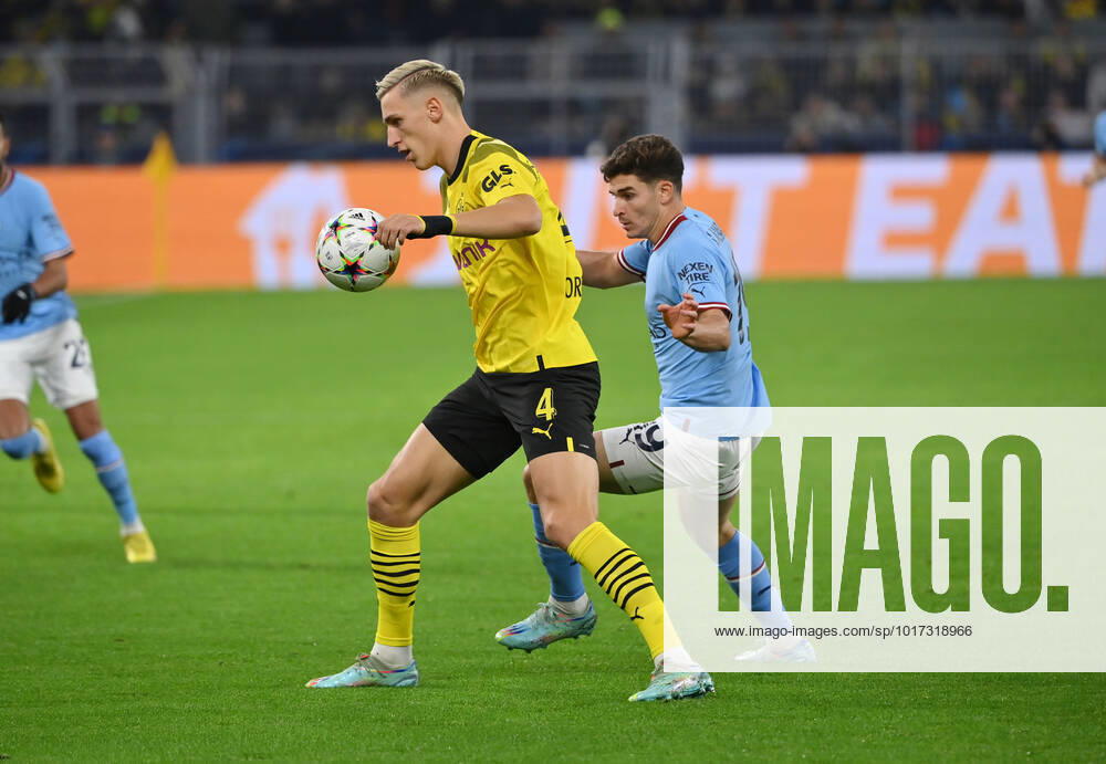 Nico Schlotterbeck Borussia Dortmund , li , vs Julian Alvarez Manchester City 25 10 2022, Football Champions League, 2022 2023 season, preliminary round, matchday 5, Borussia Dortmund Manchester City 0 0 Dortmund Signal Iduna Park Nordrhein Westfalen Germany Team2
