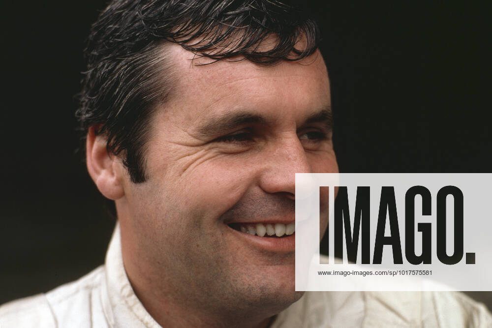 Alan Jones racing driver born 2 11 1946 in Melbourne AUS drove from 1975 to 1986 Formula 1 and was 1980 Automobile World Champion as the second Australian after Jack Brabham for the first time he won a Formula 1 race in 1977 the Grand Prix of Austria and became famous because the Austrians at the award ceremony had no Australian anthem ready or knew or could why a trumpeter helped out with happy birthday