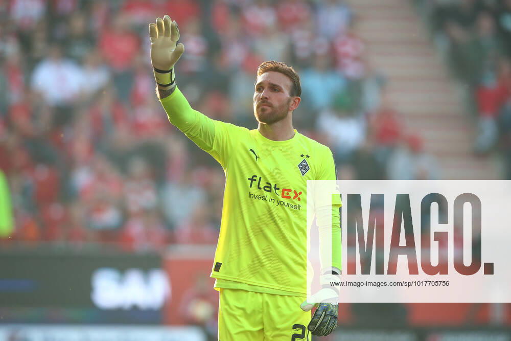 football 1 Bundesliga, 1 FC Union Berlin Borussia Moenchengladbach, v l Tobias Sippel Moenchengladbach, 21 gives instructions, gestures with arms, gesticulate, gives instructions DFL DFB REGULATIONS PROHIBIT ANY USE OF PHOTOGRAPHS AS IMAGE SEQUENCES AND OR QUASI VIDEO Berlin