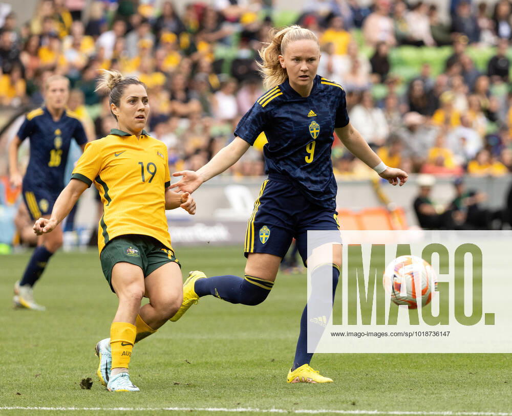 Matilda Vinberg of the Swedish women s national football team contests with Katrina Gorry of the Australian women s national football team during the women s international friendly football match between Australia and Sweden on November 12, 2022 in Melbourne Photo Hamish Blair BILDBYRAN COP 335 XX0033 bbeng fotboll football soccer fotball träningslandskamp international friendly dam sverige sweden australia australien,