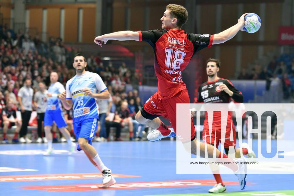 Florian Dorsten MT Melsungen throwing Ivan Sliskovic TVB Stuttgart L , MT Melsungen TVB Stuttgart, Handball, 1 Bundesliga Maenner, 13 11 2022, MT Melsungen TVB Stuttgart, Handball, GER, 1 Bundesliga Maenner, 13 11 2022 Kassel