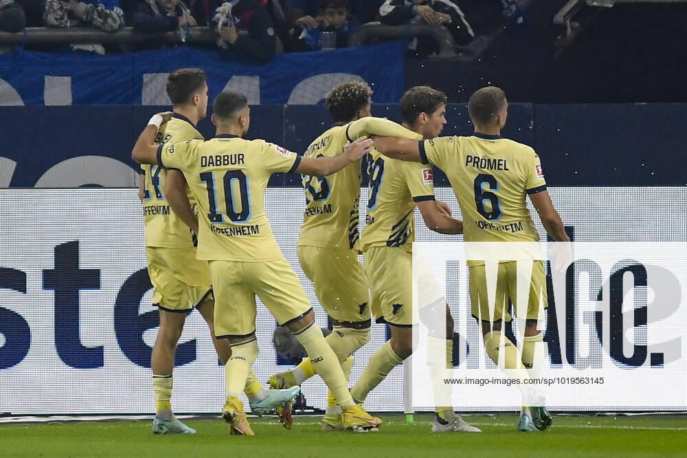 The Team from Hoffenheim cheering happiness Emotion goal celebration Scorer Scorer Robert Skov 29, TSG Hoffenheim to 0 1 14 10 2022 ¢ Football, 1 Bundesliga, FC Schalke 04 vs TSG Hoffenheim, Veltins Arena, Gelsenkirchen, NRW Germany