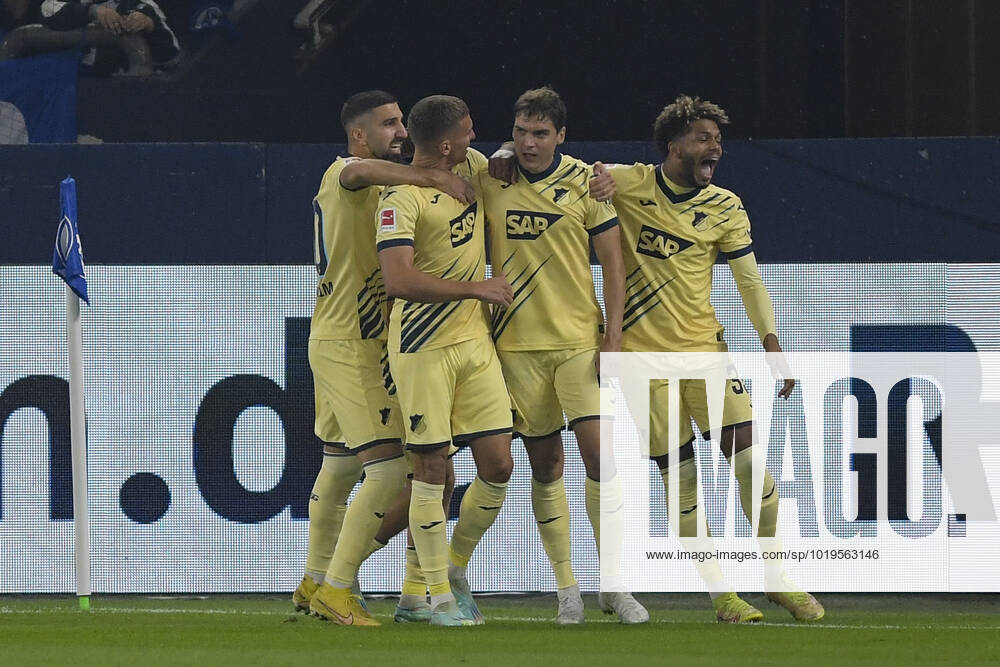The Team from Hoffenheim cheering happiness Emotion goal celebration Scorer Scorer Robert Skov 29, TSG Hoffenheim to 0 1 14 10 2022 ¢ Football, 1 Bundesliga, FC Schalke 04 vs TSG Hoffenheim, Veltins Arena, Gelsenkirchen, NRW Germany