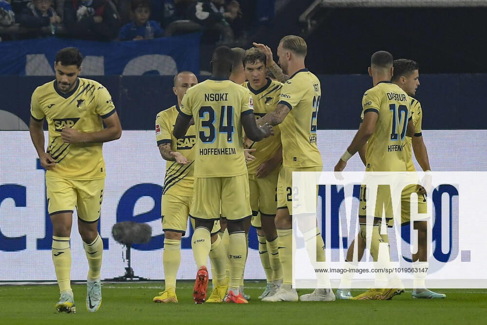 The Team from Hoffenheim cheering happiness Emotion goal celebration Scorer Scorer Robert Skov 29, TSG Hoffenheim to 0 1 14 10 2022 ¢ Football, 1 Bundesliga, FC Schalke 04 vs TSG Hoffenheim, Veltins Arena, Gelsenkirchen, NRW Germany