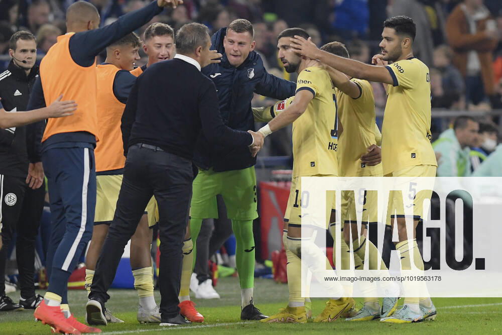 The Team from Hoffenheim cheering happiness Emotion goal celebration Scorer Scorer Muna dabber 10, TSG Hoffenheim to 0 2 14 10 2022 ¢ Football, 1 Bundesliga, FC Schalke 04 vs TSG Hoffenheim, Veltins Arena, Gelsenkirchen, NRW Germany