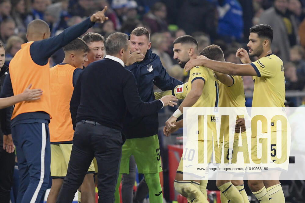 The Team from Hoffenheim cheering happiness Emotion goal celebration Scorer Scorer Muna dabber 10, TSG Hoffenheim to 0 2 14 10 2022 ¢ Football, 1 Bundesliga, FC Schalke 04 vs TSG Hoffenheim, Veltins Arena, Gelsenkirchen, NRW Germany