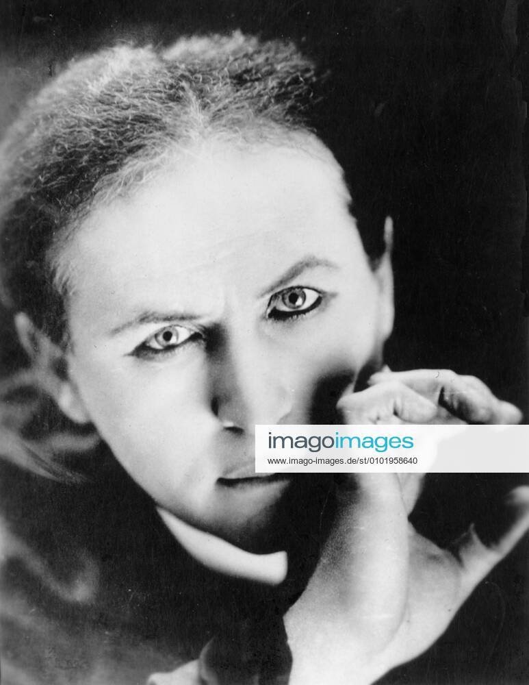 HARRY HOUDINI PICTURE FROM THE RONALD GRANT ARCHIVE. Strictly editorial use only in conjunction with the promotion of the film. Credit line mandatory. This image is copyright of the film company and is supplied under the terms of issue as film still. No commercial or book cover use permitted without prior consent from the film company. Mandatory credit line: Image courtesy Ronald Grant Archive Mary Evans