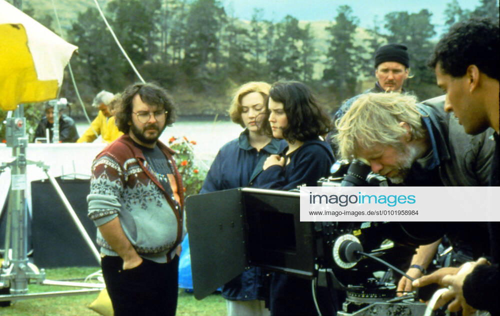 HEAVENLY CREATURES DIRECTOR PETER JACKSON WITH KATE WINSLET AND SARAH PEIRSE Date: 1994. Strictly editorial use only in conjunction with the promotion of the film. Credit line mandatory. This image is copyright of the film company and is supplied under the terms of issue as film still. No commercial or book cover use permitted without prior consent from the film company. Mandatory credit line: Image courtesy Ronald Grant Archive Mary Evans