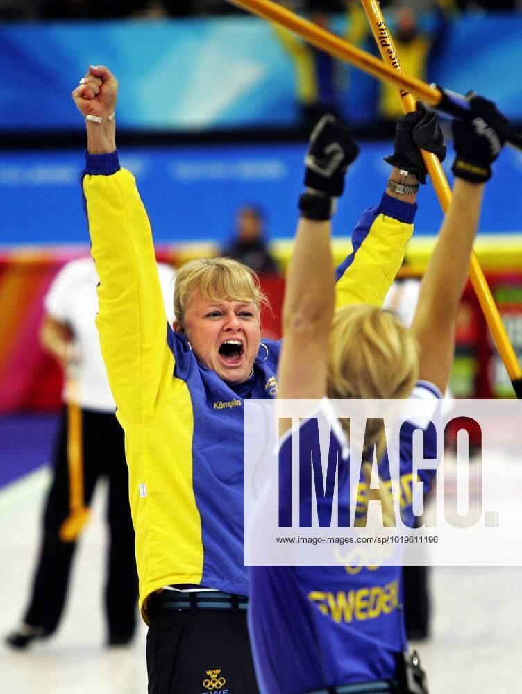 PINEROLO 20060223 Winter Olympics 2006 Turin Curling ladies Skipper Anette Norberg tv and Anna Svärd celebrate that they managed to defeat Switzerland in the Olympic final With the team, besides skipper Norberg, Eva Lund, Cathrine Lindahl, Anne Svärd and the reserve Ulrika Bergman PINEROLO ITALY Olympics