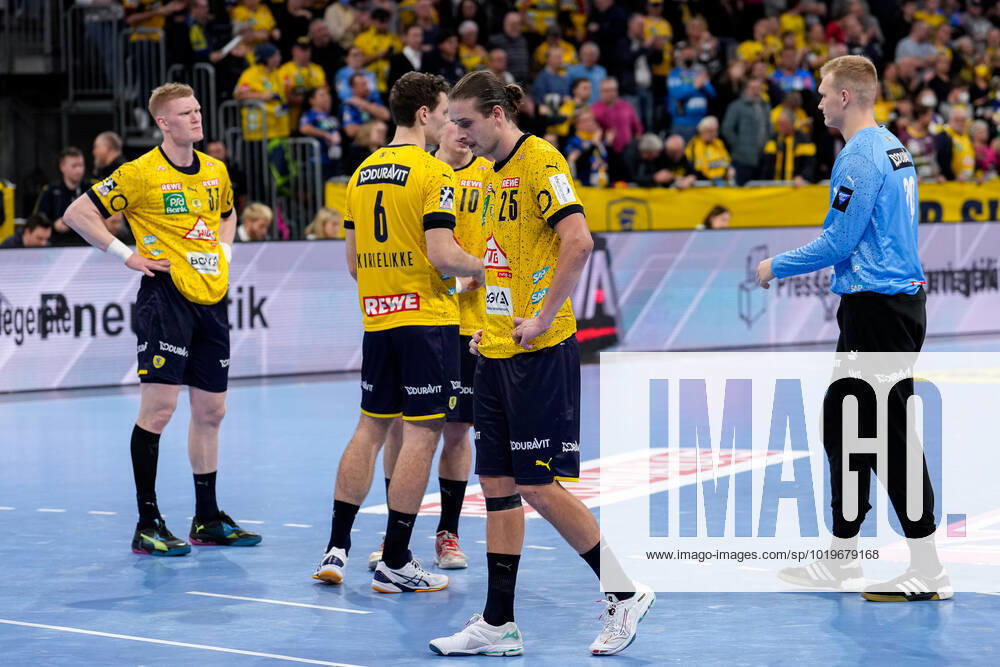 Rhein Neckar Löwen players, disappointed with the defeat, disappointment after the final whistle, highlight, loser, lost, frustration, disappointed, pessimistic, 24 11 2022, Mannheim Germany , Handball, Bundesliga, Rhein Neckar Löwen Füchse Berlin
